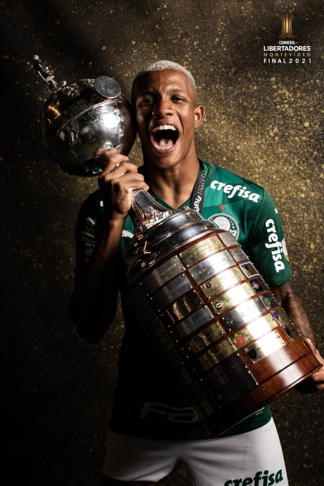 爱游戏APP-20岁后腰连拿两届解放者杯冠军 南美足联祝贺他！