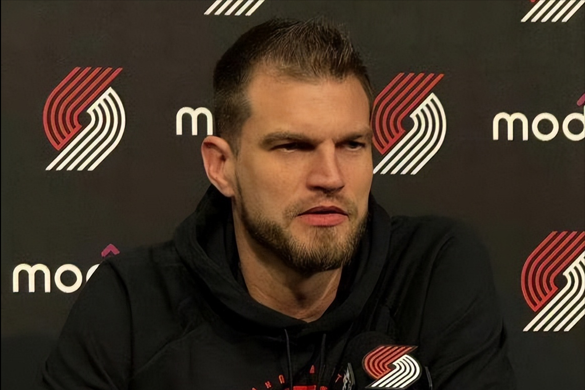 爱游戏APP-炸裂！杨瀚森遭库明加隔扣！5分钟1+1惨淡收场，斯帅表情耐人寻味