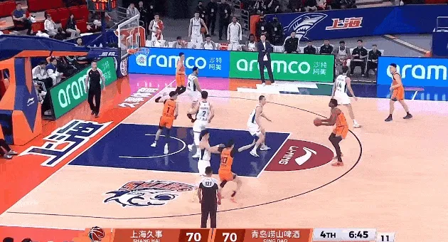 爱游戏APP-怀特塞德被放空远距离跳投命中，上海末节首次反超青岛